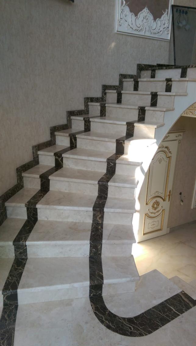 Лестница из мрамора в частном доме